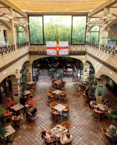 interior montroig cafe